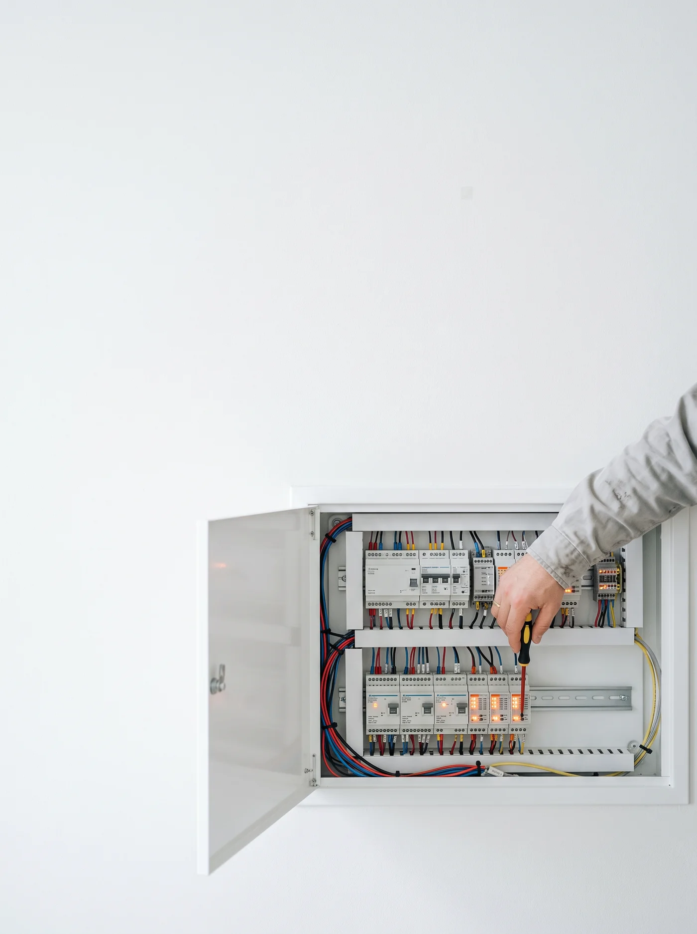 Monteur aan de DIN-rail in een open regelkast