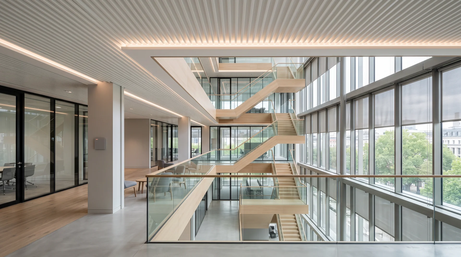 Atrium van een modern kantoorgebouw met automatische zonwering