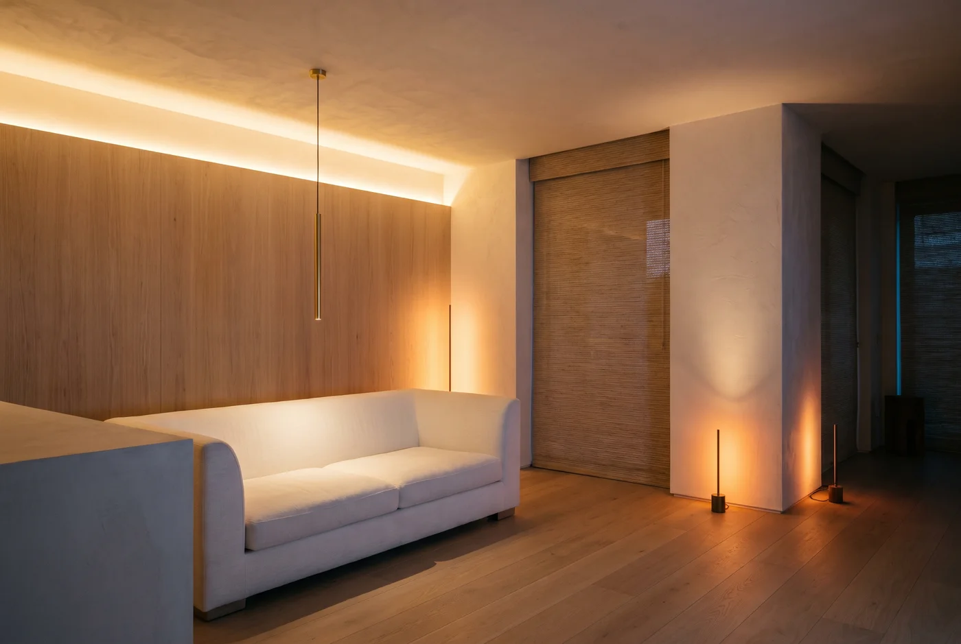 Woonkamer bij schemer met warme cove-verlichting